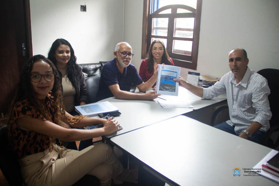 EQUIPE DA SECRETARIA MUNICIPAL DE PLANEJAMENTO E ORÇAMENTO FAZ ENTREGA DA LEI ORÇAMENTARIA DO MUNICÍPIO DIAMANTINA AO PRESIDENTE DA CÂMARA! 